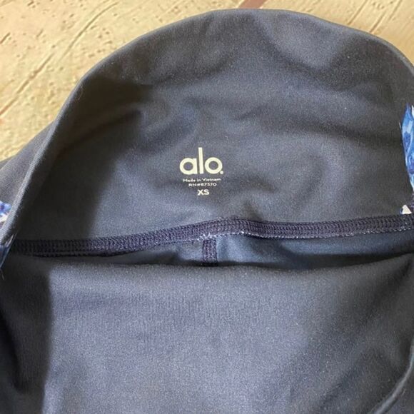 ALO YOGA | Dark Crystal Leggings - Picture 5 of 6